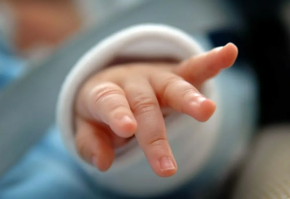 O fetiță de doar două luni din Vaslui a murit după ce medicii au diagnosticat-o greșit