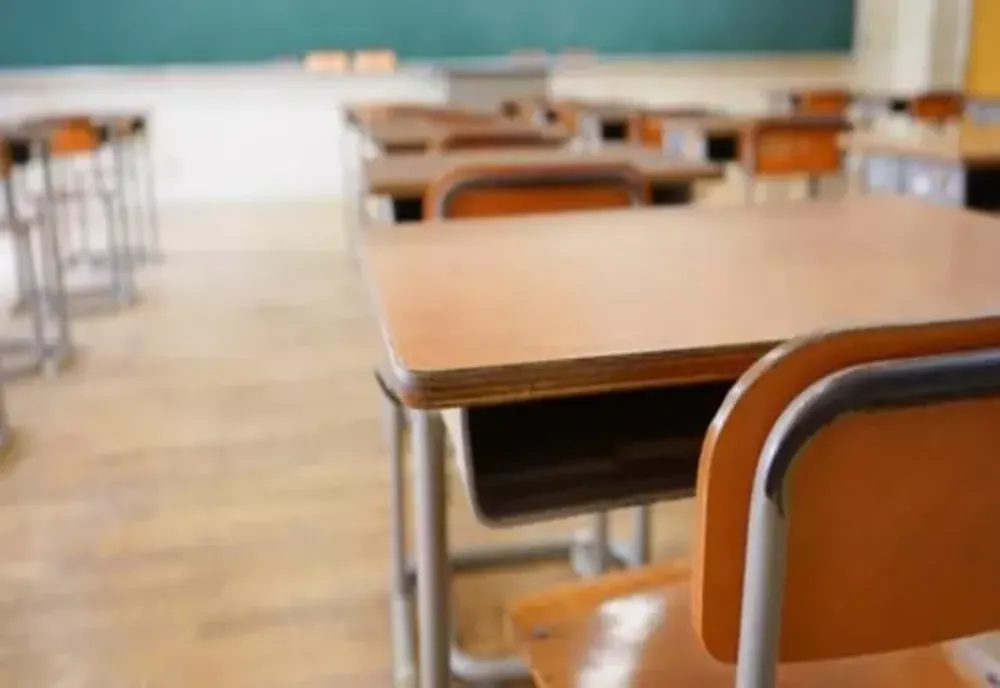 Elevii, profesorii şi personalul din învăţământ stau miercuri acasă
