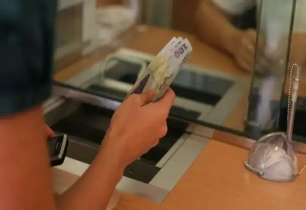 Bombă pe piața bancară din România - Două bănci anunță că vor fuziona - Ce se întâmplă cu banii oamenilor