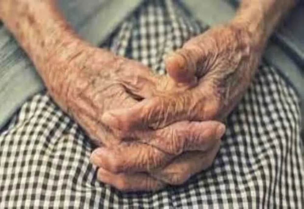 Greșeala care l-a costat economiile de o viață! Un bătrân a primit un străin în casă și a rămas fără 40.000 de lei într-o clipă