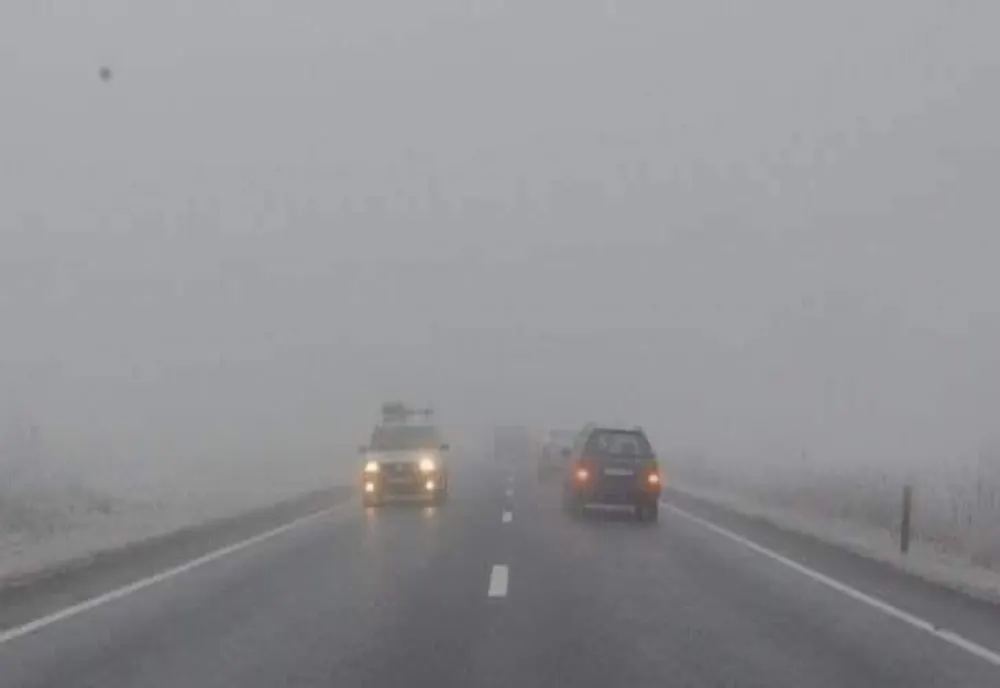 AVERTIZĂRI PRIVIND TRAFICUL RUTIER ÎN ACEASTĂ DIMINEAȚĂ: CONDIȚII DE CEAȚĂ ȘI RESTRICȚII TEMPORARE