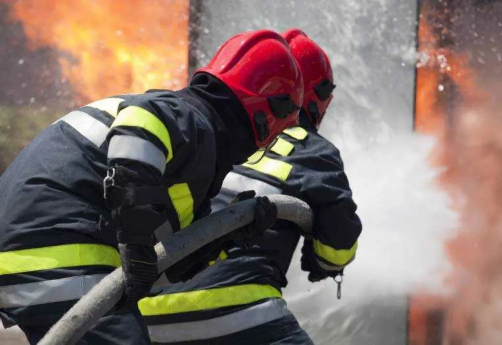 Incendiu la un depozit cu lemne din județul Hunedoara. Trei persoane, între care un copil de 8 ani, au avut nevoie de îngrijiri medicale