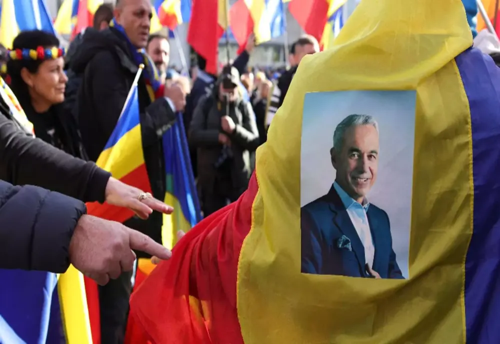 ZIUA DEMOCRAȚIEI: CĂLIN GEORGESCU VINE ÎN MIJLOCUL OAMENILOR, ÎN PIAȚA CONSTITUȚIEI. ROMÂNII STRÂNG SEMNĂTURI ÎN STRADĂ PENTRU PREZIDENȚIALE
