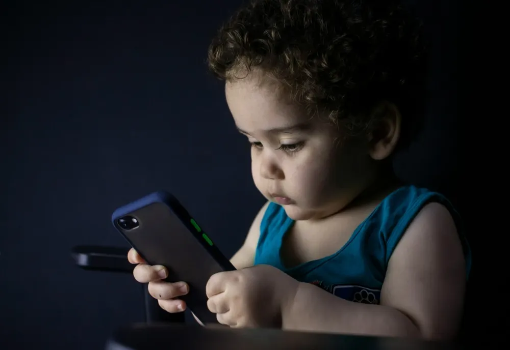 Cum afectează timpul petrecut la ecrane memoria copiilor. Ce riscuri ascunse există și cum le poți limita