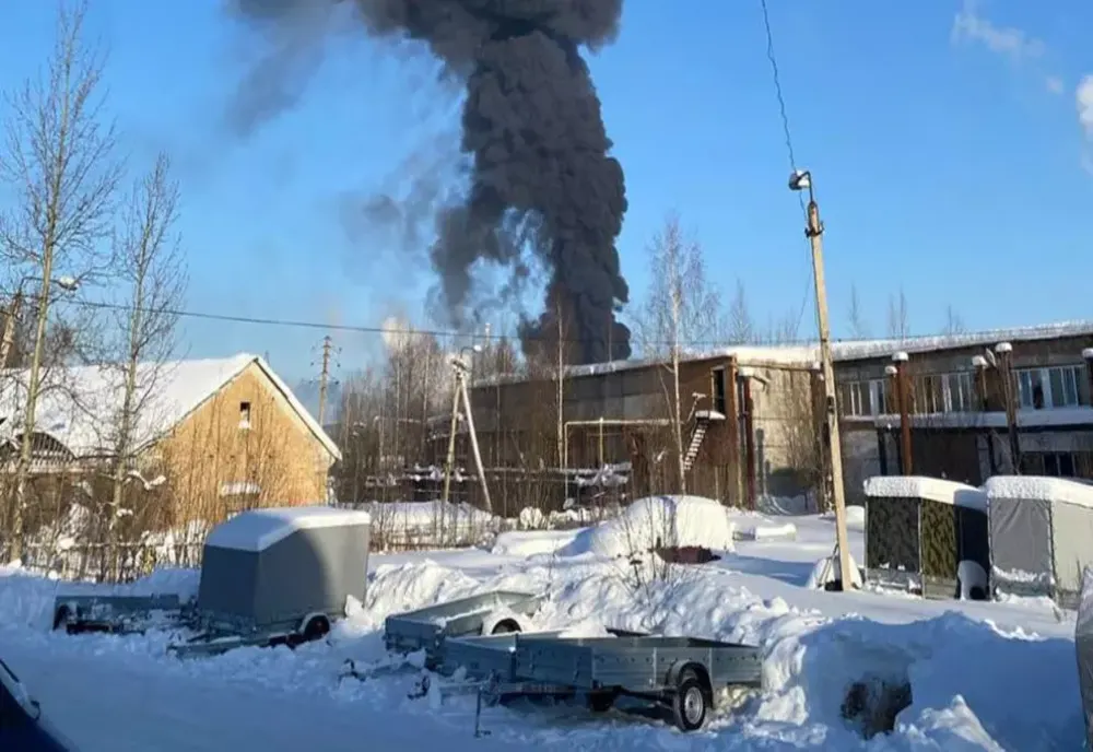 O rafinărie strategică Lukoil, atacată la 2.000 km de linia frontului VIDEO