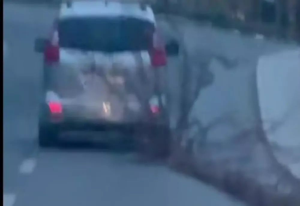 Incident șocant în Bistrița: un autoturism a târât pe șosea un trunchi de copac de 16 metri. Primarul Gabriel Lazany: „Un pericol uriaș pentru oameni”