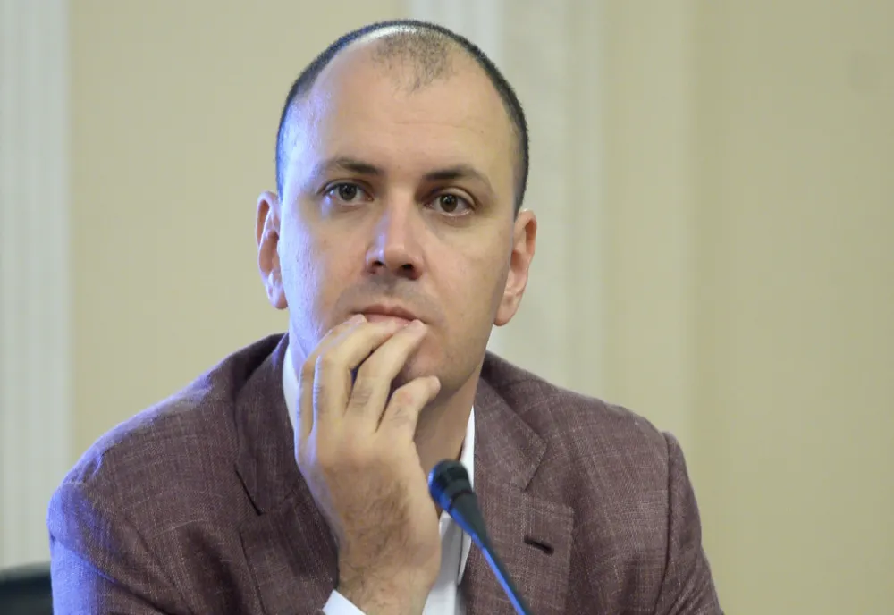 Internauții îl fac praf pe Sebastian Ghiță: fugarul a devenit viral după ce i-au compus o melodie ironică