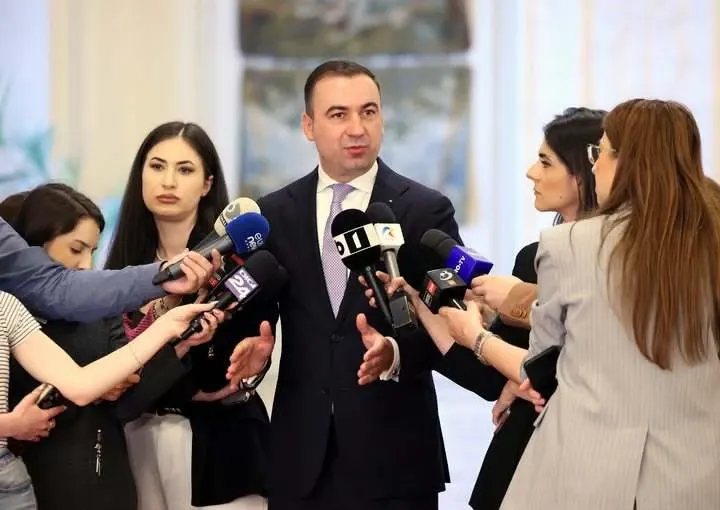  Prețul motorinei trece din nou de 10 lei pe litru. Bogdan Ivan cere controale urgente la companiile petroliere