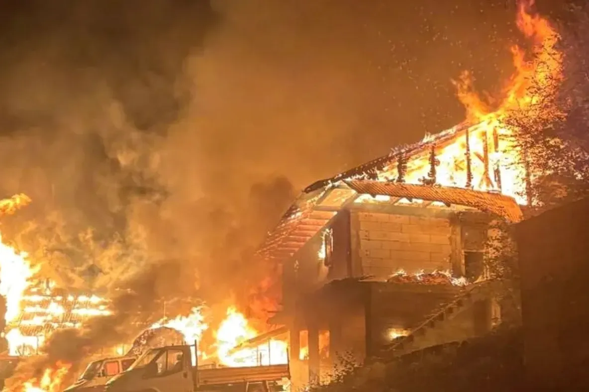 Incendiu puternic la Mănăstirea Bisericani din Neamț. Patru construcții au ars, un bărbat a fost rănit