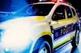 Percheziţii la traficanţi de persoane. Este vizat un apropiat al fraţilor Tate. Victimele, racolate și obligate să producă materiale video cu conţinut sexual. Ele aveau tatuat numele celui care le exploata