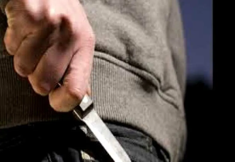Angajat al Colegiului Pedagogic din Craiova, în stare gravă după ce a fost înjunghiat de 12 ori în timp ce mergea la muncă. Agresorul este de negăsit