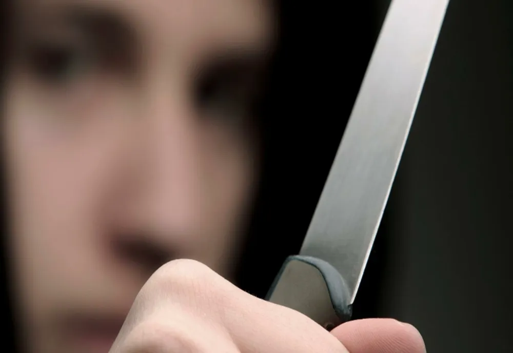 Amendă usturătoare pentru o femeie din Târgu Neamț care a sunat la 112: „M-a înjunghiat soțul”. Ce au descoperit polițiștii
