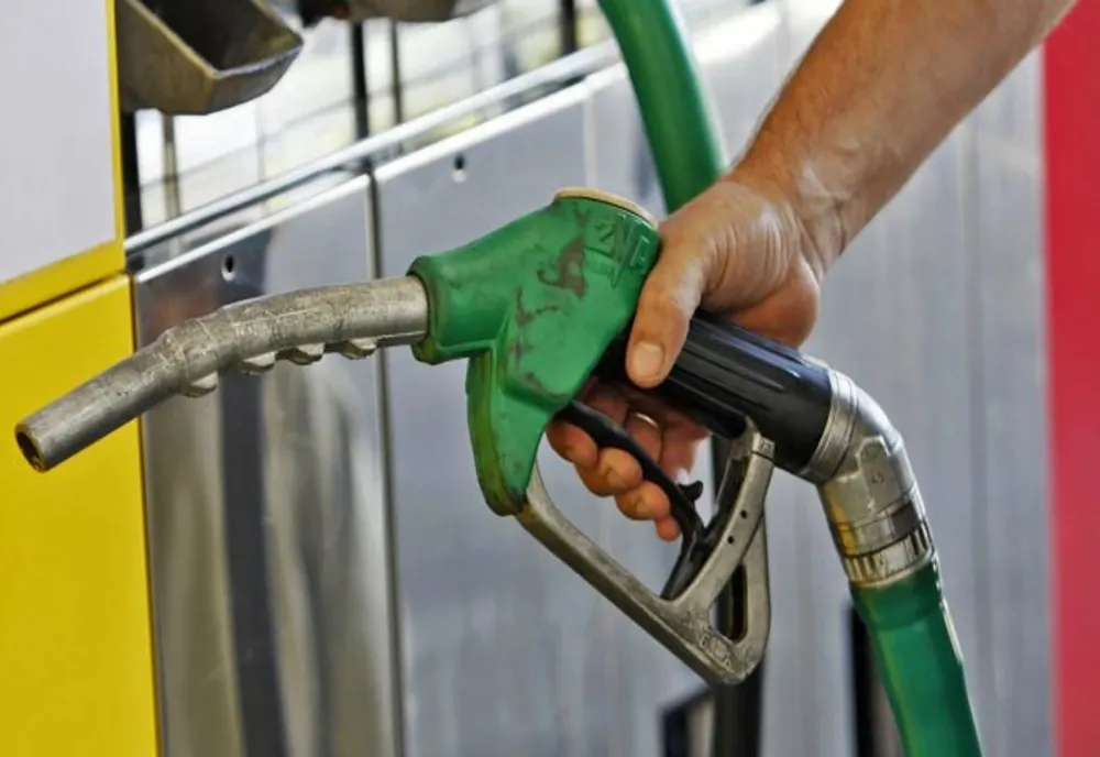 S-au ieftinit carburanții în România
