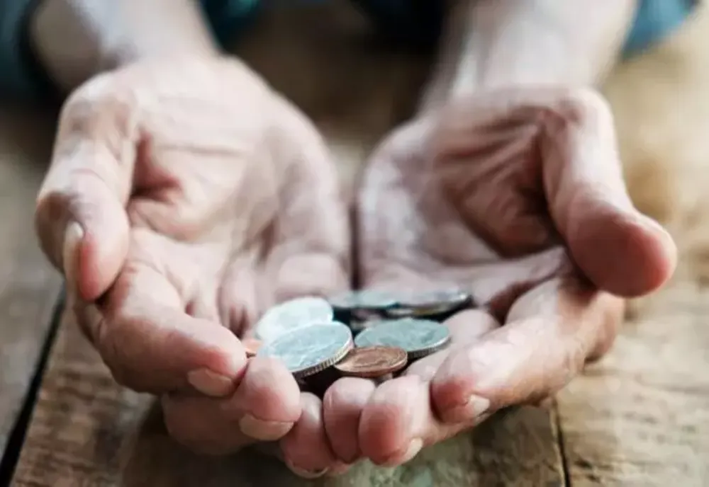 Un milion de pensionari așteaptă banii promiși de doi ani. Mica recalculare ar putea fi blocată din cauza legii salarizării