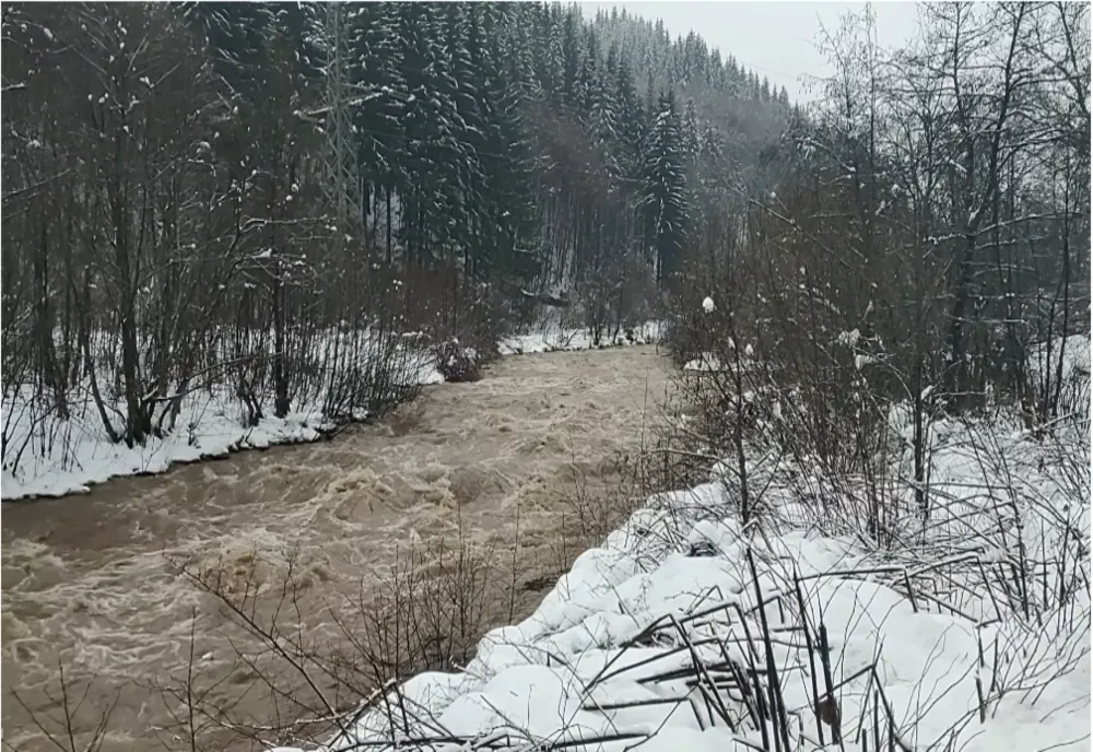 Cod galben de inundaţii pe râurile din 9 judeţe, până vineri dimineaţă