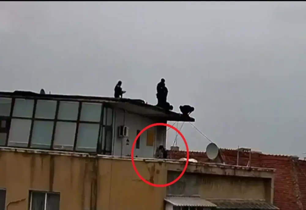 INTERVENȚIE SAS PENTRU O ALARMĂ FALSĂ: BĂRBAT CU ARMĂ AIRSOFT PE TERASA UNUI BLOC DIN CAPITALĂ