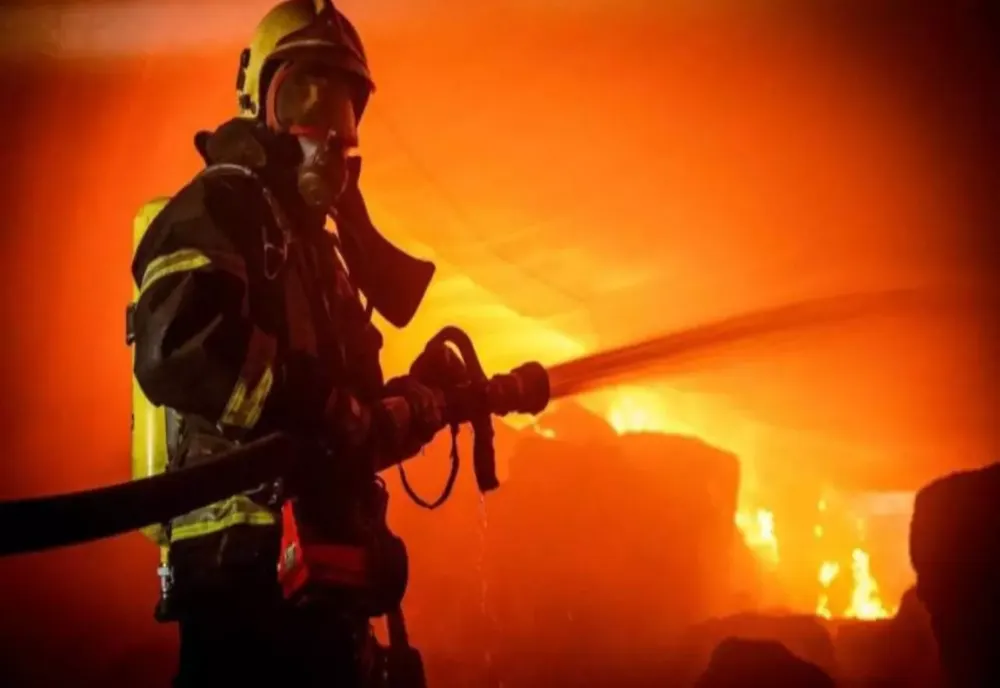 Incendiu devastator în Bacău: o familie cu doi copii a rămas fără casă în miez de noapte