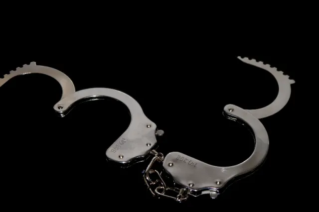 Un tânăr de 20 de ani a fost reţinut pentru 24 de ore după ce a înjunghiat cu un cuţit doi bărbaţi